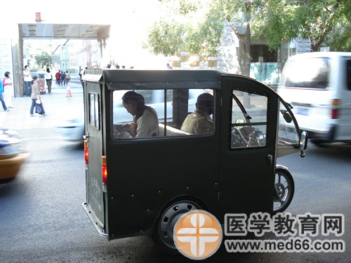 2009年執(zhí)業(yè)藥師考試考點(diǎn)趣聞——坐三輪車來考試的考生