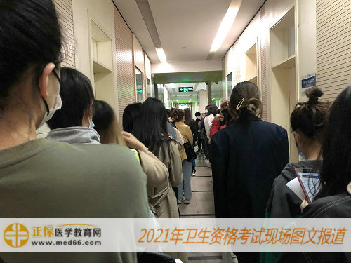 2021年衛(wèi)生資格考試現(xiàn)場報道——等待老師核驗每個人情況，進(jìn)入教室